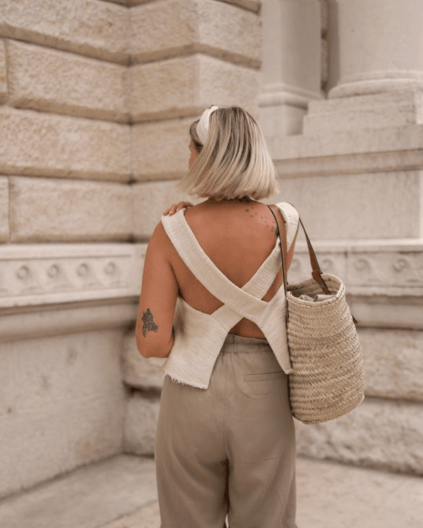 Kako nositi haljine i majice otvorenih leđa, a zadržati grudi 