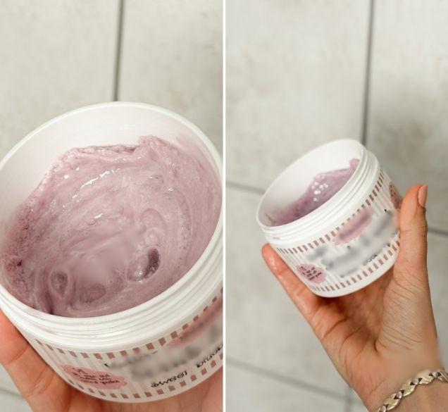 Piling za tijelo koji ima neobičnu pjenastu teksturu: koža je glatka i osvježena te nema masnog sloja