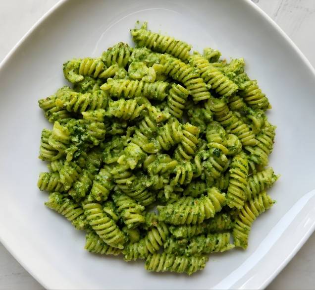 Ideja za brzi ručak s pestom od zelenog lisnatog povrća: lagan i gotov za 15 minuta