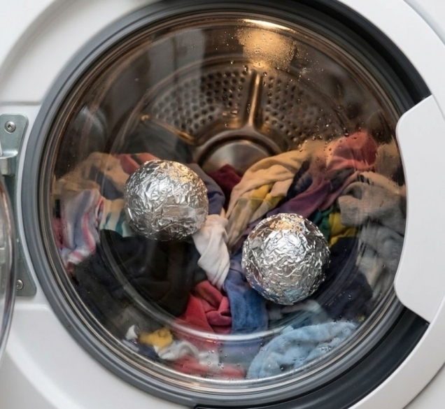 Stavila sam aluminijsku foliju u sušilicu rublja i otkrila zašto ovaj trik svi hvale