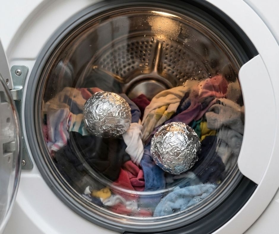 Stavila sam aluminijsku foliju u sušilicu rublja i otkrila zašto ovaj trik svi hvale